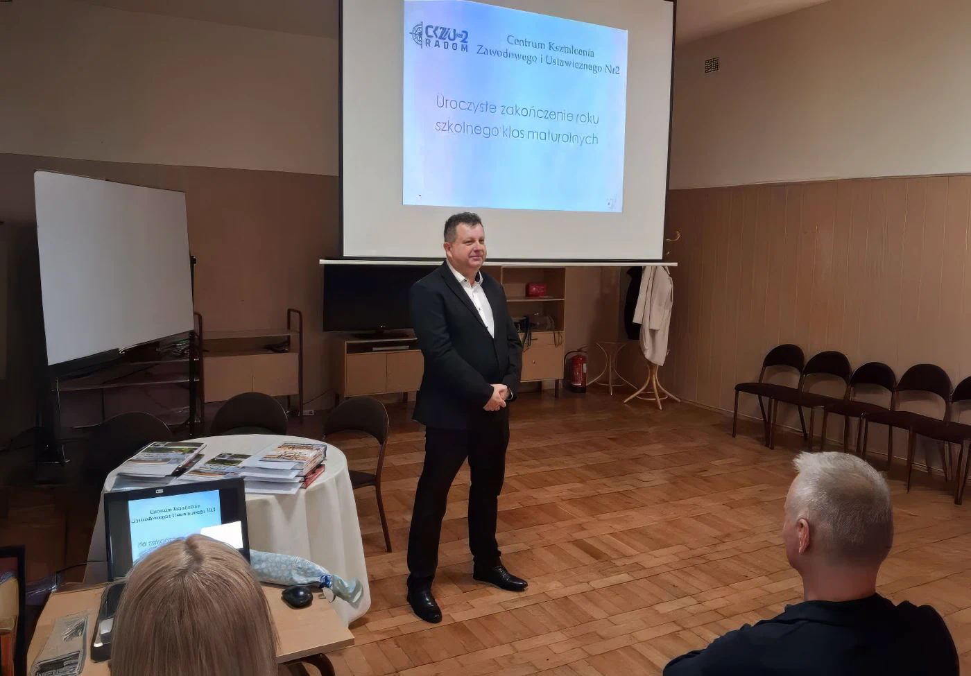 Zakończenie roku szkolnego 2024/2025 dla klas maturalnych. Dyrektor mgr inż. przemawia na zakończeniu roku szkolnego 2024/2025 dla klas maturalnych.