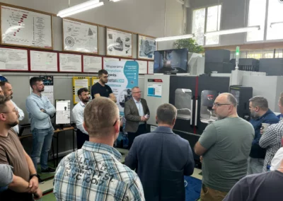Ekspert firmy MetalTeam prezentuje możliwości obrabiarki SMEC przed grupą uczestników seminarium technicznego z obróbki metali utwardzonych.