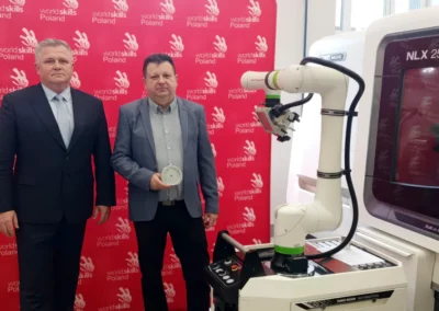 Dr Adam Duszyk i Piotr Zarzyka podczas wizyty na regionalnym etapie konkursu SkillsPoland 2025 w Radomiu przy stanowisku CNC z robotem