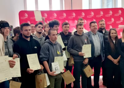 Grupa młodych uczestników regionalnego etapu konkursu SkillsPoland 2025 w Radomiu z certyfikatami i upominkami