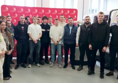 Uczestnicy i kadra BCU-BEM Radom pozują do zdjęcia na tle ścianki WorldSkills Poland po zakończonej rywalizacji