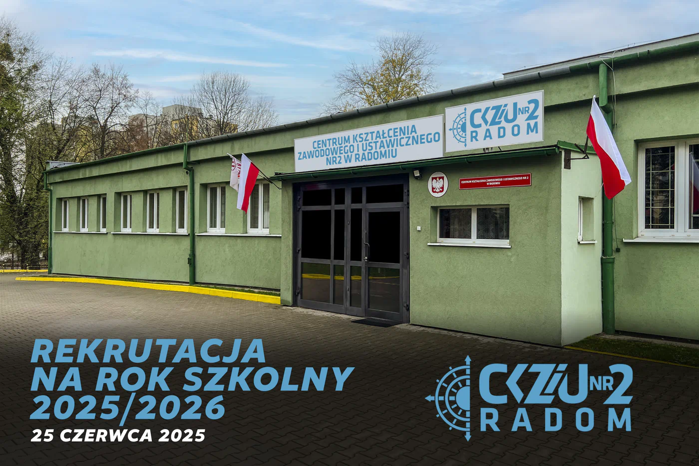 Budynek CKZiU Nr 2 w Radomiu z banerem informującym o rekrutacji na rok szkolny 2025/2026 – zdjęcie wykonane od frontu, z widocznymi flagami Polski i tablicą szkoły
