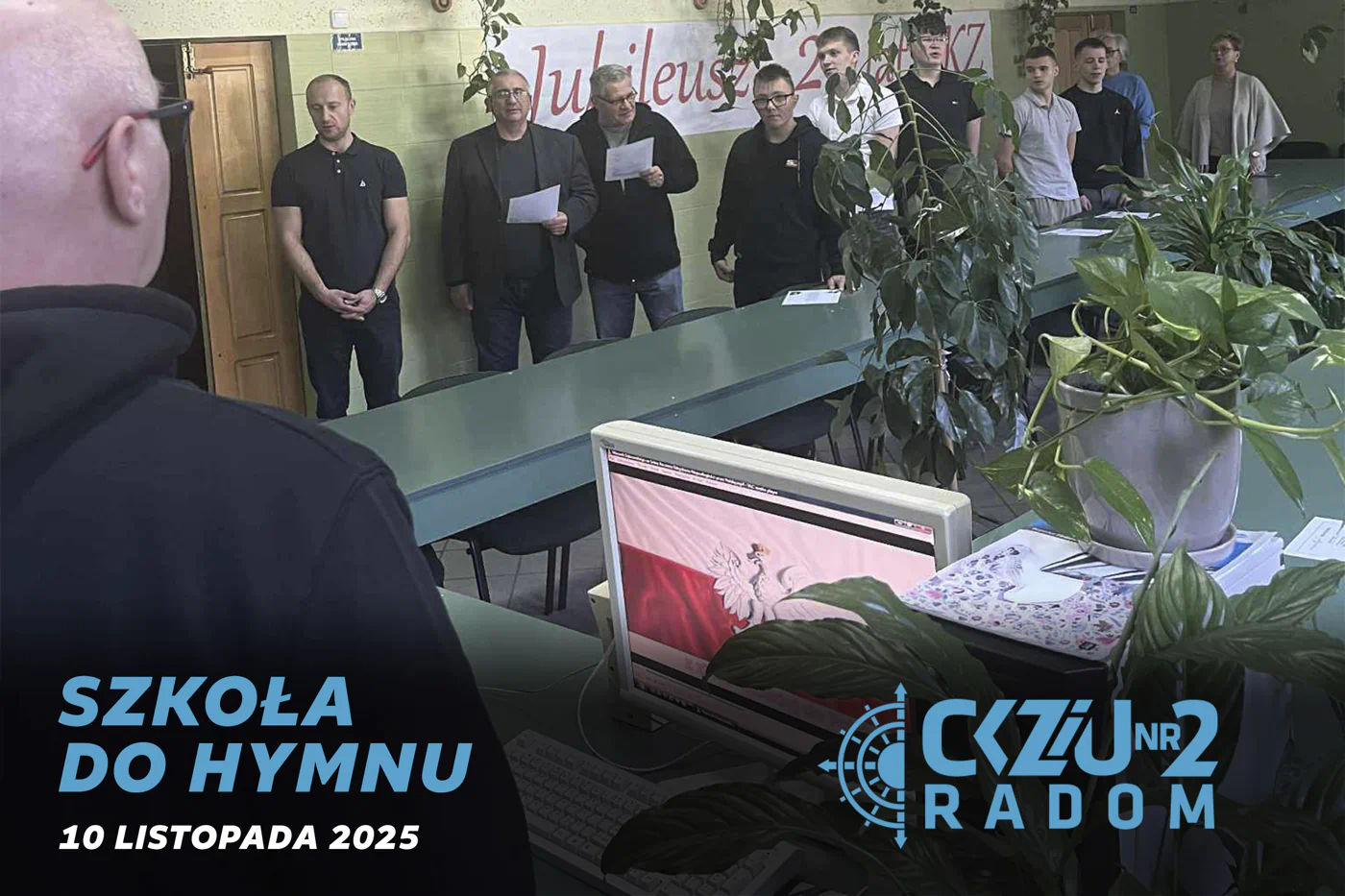 Uczniowie i pracownicy CKZiU2 wspólnie śpiewają hymn narodowy podczas akcji „Szkoła do hymnu”