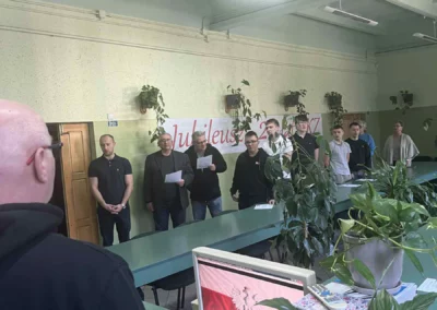 Społeczność szkolna CKZiU2 w trakcie śpiewania Mazurka Dąbrowskiego