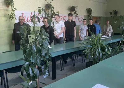 Widok sali i uczestników akcji „Szkoła do hymnu” w CKZiU2 Radom