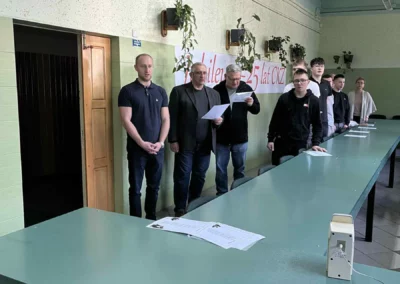 Moment wspólnego śpiewu hymnu przez uczniów i nauczycieli CKZiU2