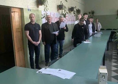 Społeczność szkolna CKZiU2 w trakcie obchodów patriotycznych