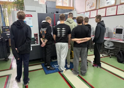 Grupa uczniów ZST Radom szkoli się przy maszynie SMEC podczas zajęć praktycznych w CKZiU2.