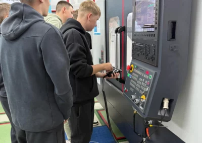 Zajęcia praktyczne uczniów ZST Radom przy frezarce CNC SMEC w CKZiU2.