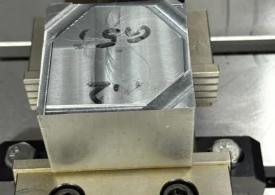 Efekt obróbki metalu na frezarce CNC wykonany przez uczniów CKZiU2 Radom.