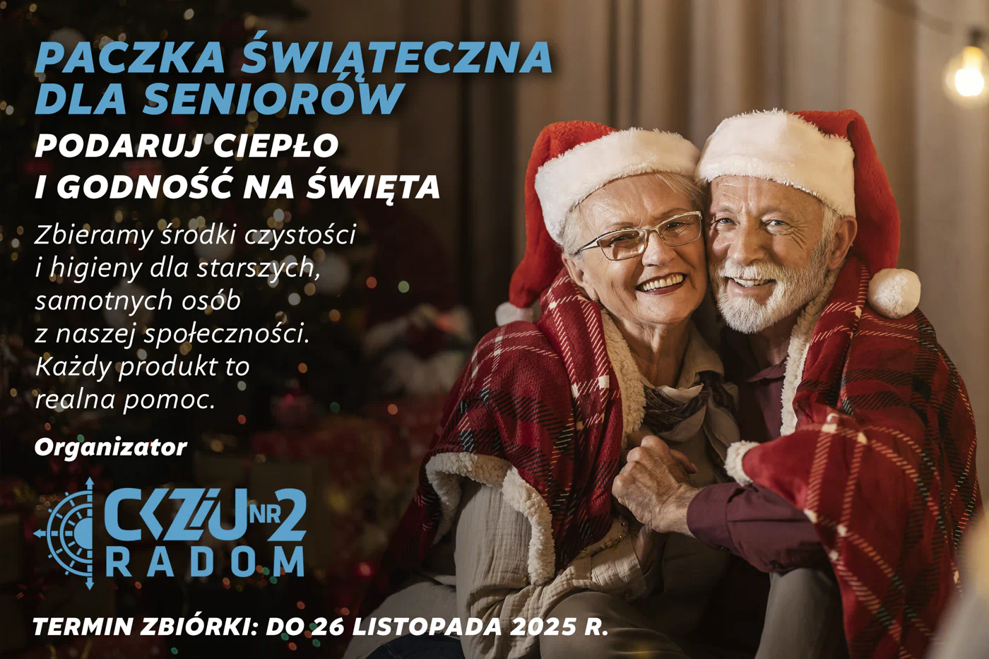 Świąteczna zbiórka dla seniorów – CKZiU2 Radom pomaga potrzebującym-11-18 Uśmiechnięci seniorzy w czapkach Mikołaja siedzący razem przy choince – ilustracja promująca świąteczną zbiórkę w CKZiU2 Radom