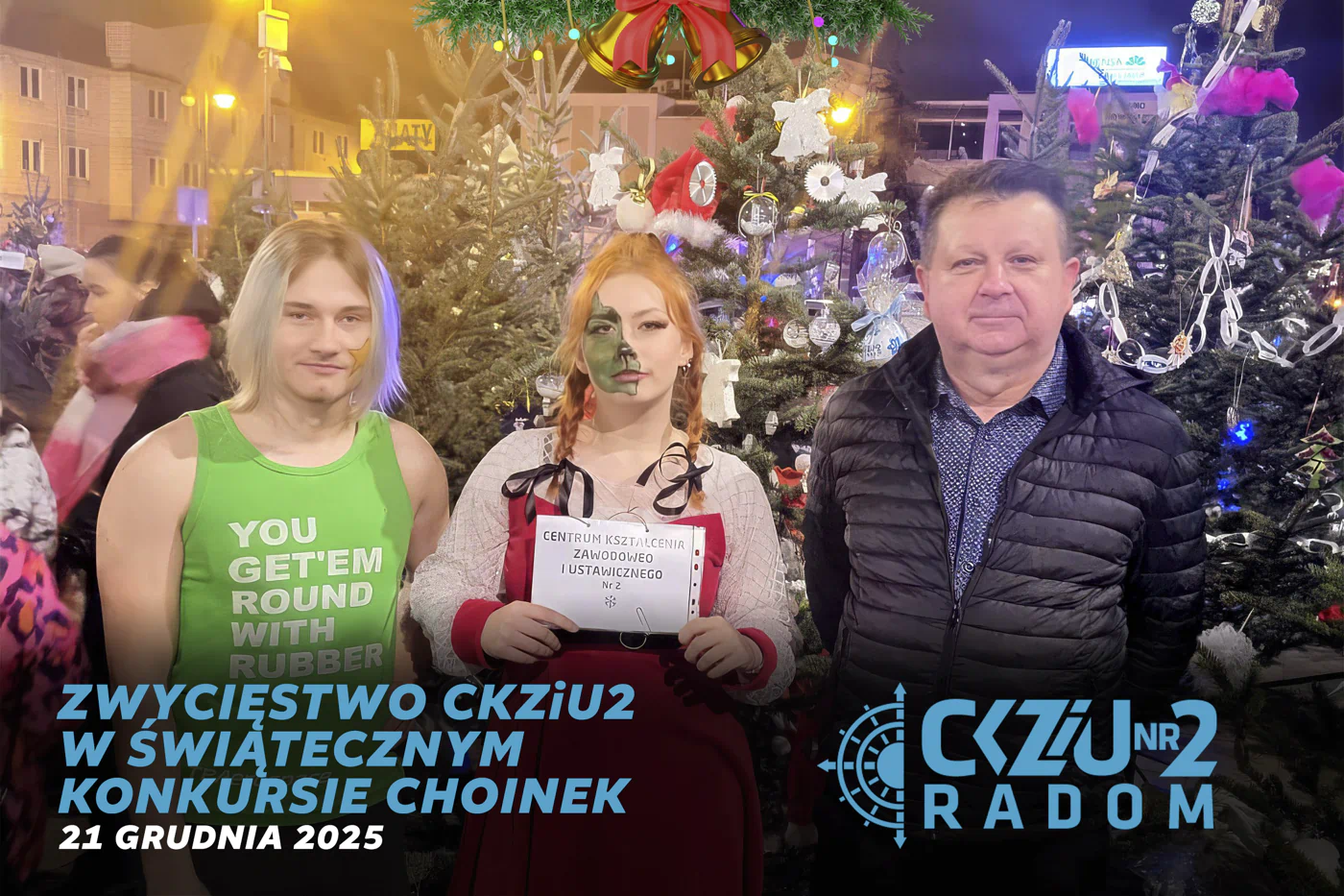 Reprezentanci CKZiU Nr 2 w Radomiu przy zwycięskiej choince podczas miejskiego konkursu świątecznego