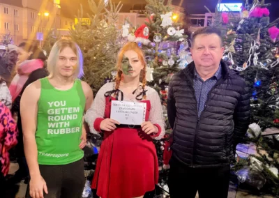 Uczniowie CKZiU Nr 2 w Radomiu przy udekorowanej choince nagrodzonej I miejscem w konkursie