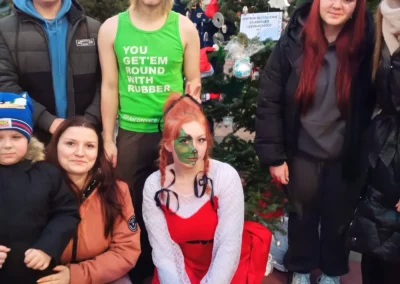 Społeczność szkolna CKZiU Nr 2 w Radomiu prezentująca zwycięską choinkę w konkursie miejskim