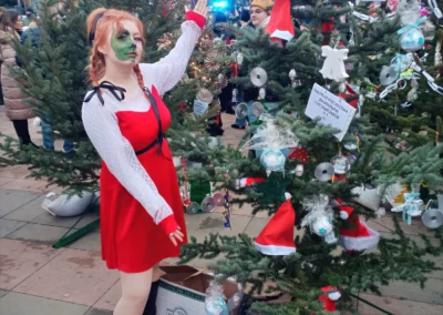 Artystyczna i świąteczna dekoracja choinki przygotowanej przez CKZiU Nr 2 w Radomiu