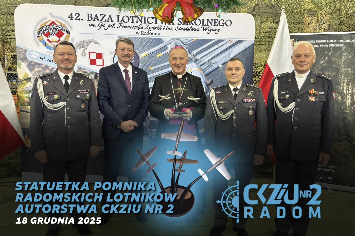 Przekazanie statuetki Pomnika Radomskich Lotników wykonanej przez CKZiU Nr 2 w Radomiu podczas spotkania wigilijnego