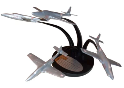 Widok boczny statuetki Pomnika Radomskich Lotników wykonanej w pracowniach CKZiU Nr 2 w Radomiu