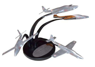 Perspektywa statuetki z dynamicznie rozmieszczonymi modelami samolotów – praca CKZiU Nr 2