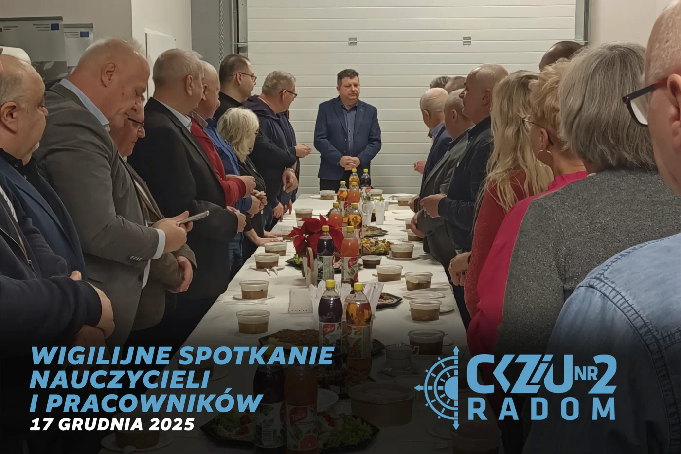 Wigilijne spotkanie nauczycieli i pracowników CKZiU Nr 2 w Radomiu przy wspólnym stole podczas uroczystości świątecznej