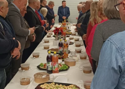 Uczestnicy wigilii w CKZiU Nr 2 w Radomiu podczas składania życzeń i wspólnego świętowania