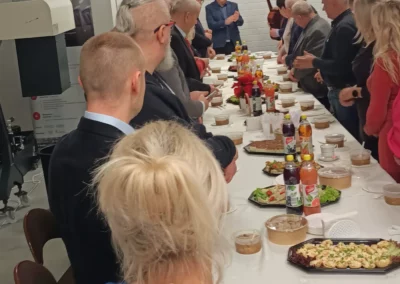 Kadra nauczycielska i pracownicy administracji CKZiU Nr 2 w Radomiu podczas tradycyjnej wigilii