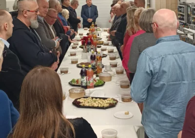 Świąteczna atmosfera spotkania wigilijnego pracowników CKZiU Nr 2 w Radomiu w szkolnej przestrzeni