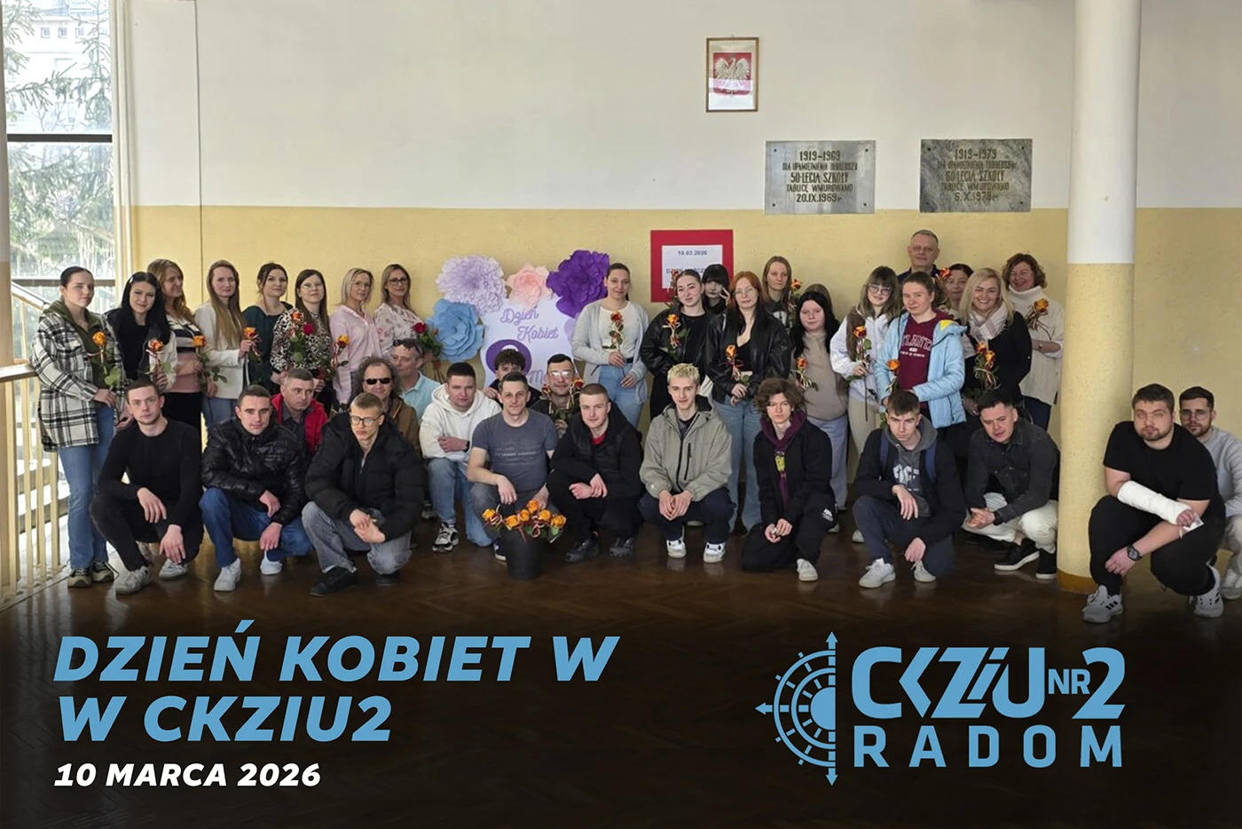 Radosne twarze uczniów i pracowników CKZiU Nr 2 w Radomiu podczas obchodów Dnia Kobiet.