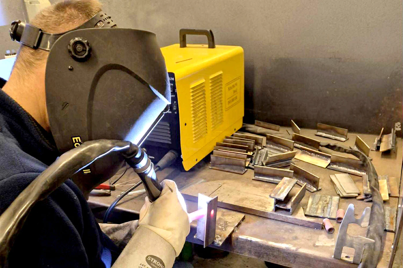 Szkolenie spawalnicze w CKZiU2 Radom Uczestnik kursu spawania pracuje przy stanowisku spawalniczym w CKZiU2