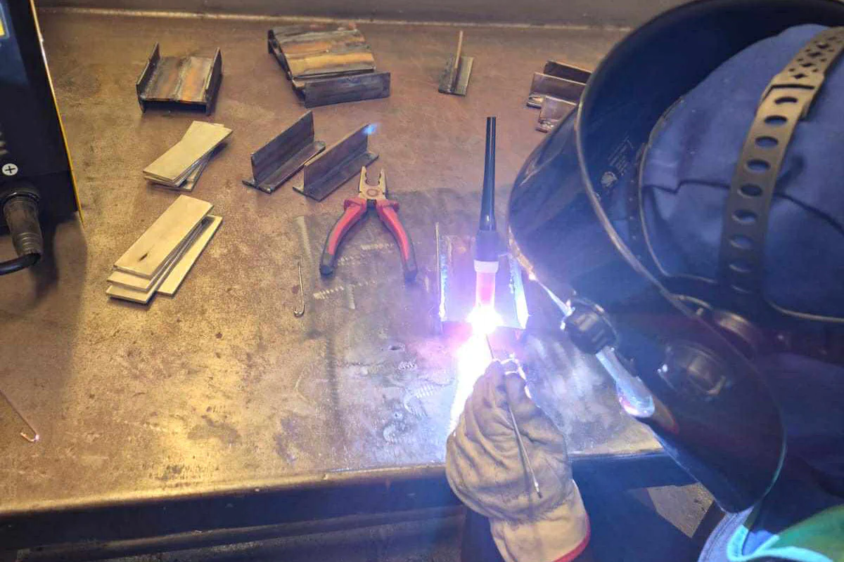 Nauka spawania metodą TIG w CKZiU2 Kursant spawania wykonuje spoinę podczas zajęć praktycznych