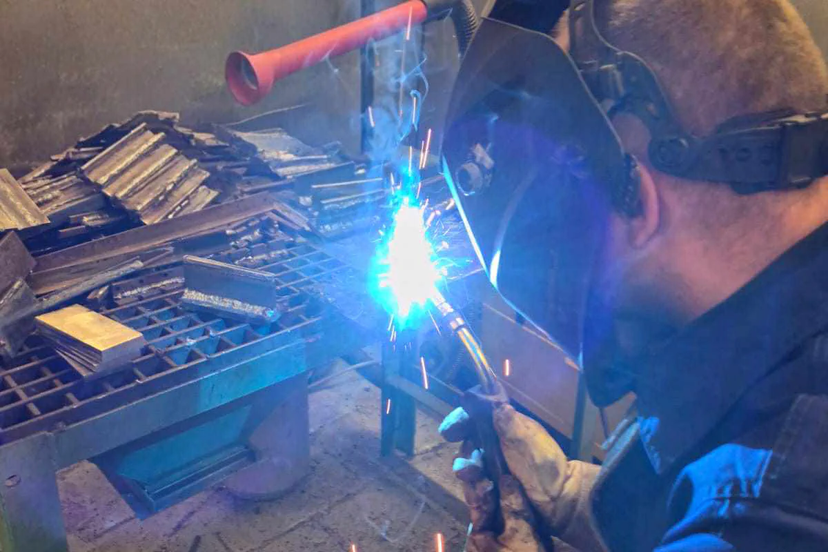 Praktyczne zajęcia spawalnicze CKZiU2 Radom Spawanie elementów metalowych podczas kursu zawodowego w CKZiU2