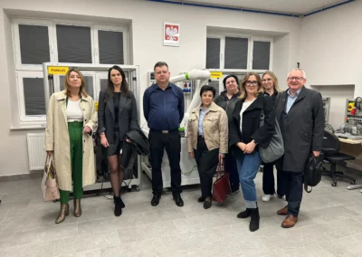 Goście z Centrum Aktywności Lokalnej Planty oglądają pracownię robotyki i wyposażenie dydaktyczne BCU Nr 2 w Radomiu