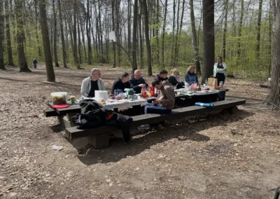 Słuchacze i nauczyciele CKZiU Nr 2 w Radomiu siedzą przy stole podczas ogniska integracyjnego