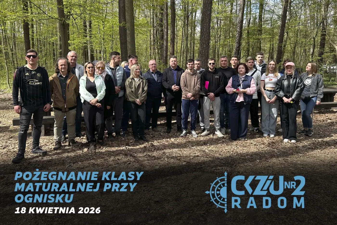 Uczniowie i nauczyciele CKZiU Nr 2 w Radomiu podczas ogniska integracyjnego i pożegnania klasy maturalnej w lesie