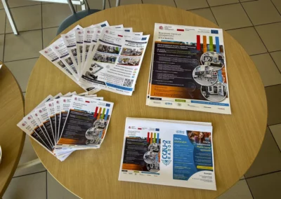 Materiały informacyjne prezentujące ofertę CKZiU Nr 2 w Radomiu oraz Branżowego Centrum Umiejętności Nr 2 podczas Dnia Otwartego.