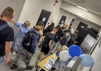 Grupa uczniów zwiedza korytarze i pracownie BCU Nr 2 w Radomiu podczas Dnia Otwartego szkoły.