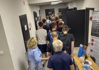 Uczniowie odwiedzający Branżowe Centrum Umiejętności Nr 2 w Radomiu oglądają nowoczesne wyposażenie pracowni technicznych.