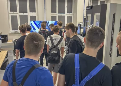 Młodzież zwiedza pracownię techniczną BCU Nr 2 w Radomiu i poznaje specjalistyczny sprzęt wykorzystywany w nauce zawodu.