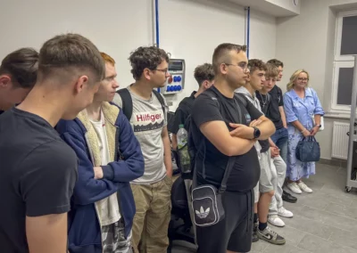 zawodu w CKZiU Nr 2 Uczniowie uczestniczą w prezentacji pracowni technicznej BCU Nr 2 w Radomiu podczas Dnia Otwartego szkoły.