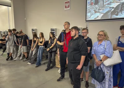 Młodzież uczestniczy w prezentacji nowoczesnej pracowni technicznej podczas Dnia Otwartego CKZiU Nr 2 w Radomiu.