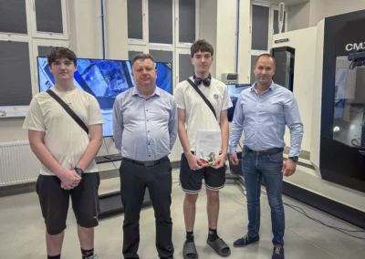 Uczniowie i przedstawiciele CKZiU Nr 2 w Radomiu pozują do zdjęcia w nowoczesnej pracowni technicznej.