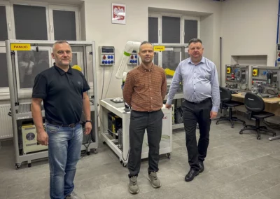 Przedstawiciele CKZiU Nr 2 w Radomiu prezentują nowoczesną pracownię robotyki i automatyki przemysłowej.