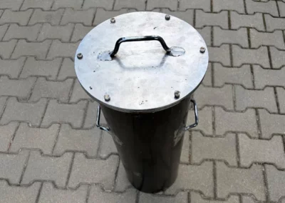 Metalowa kapsuła czasu wykonana w CKZiU nr 2 w Radomiu, przygotowana na jubileusz 35-lecia Izby Przemysłowo-Handlowej Ziemi Radomskiej.