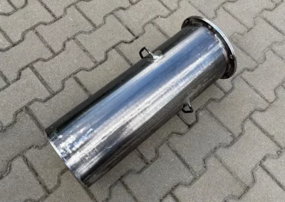 Boczne ujęcie metalowej kapsuły czasu wykonanej przez społeczność CKZiU nr 2 w Radomiu na obchody 35-lecia IPHZR.