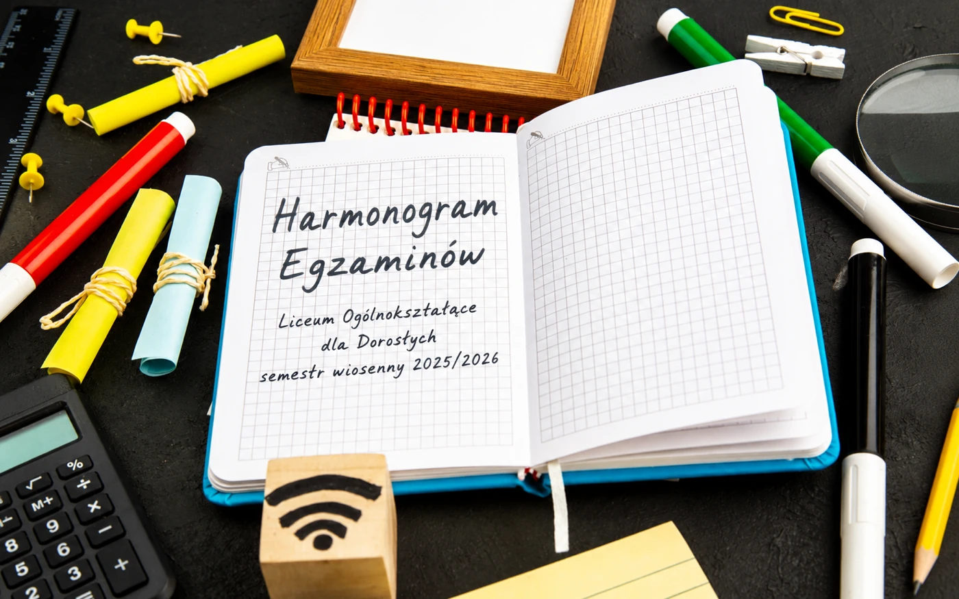 Harmonogram egzaminów Liceum Ogólnokształcącego dla Dorosłych w Centrum Kształcenia Zawodowego i Ustawicznego Nr 2 w Radomiu na semestr wiosenny roku szkolnego 2025/2026 przedstawiony na otwartym zeszycie.