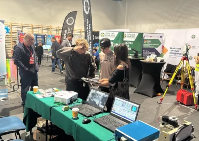 Odwiedzający stoisko CKZiU Nr 2 podczas Radom Expo 2026 zapoznają się z materiałami informacyjnymi i ofertą kształcenia zawodowego szkoły.