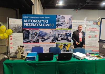 Stoisko CKZiU Nr 2 w Radomiu na targach Radom Expo 2026 z laptopami, urządzeniami technicznymi i materiałami promującymi kierunki kształcenia zawodowego.