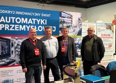 Czterech przedstawicieli CKZiU Nr 2 w Radomiu przy stoisku wystawienniczym na Radom Expo 2026, promującym automatykę przemysłową oraz kursy kwalifikacyjne.