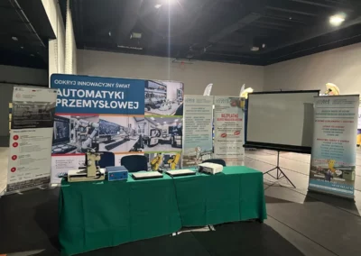 Ekspozycja CKZiU Nr 2 w Radomiu na Radom Expo 2026 z urządzeniami technicznymi, komputerami, ekranem prezentacyjnym i banerami informującymi o ofercie edukacyjnej.